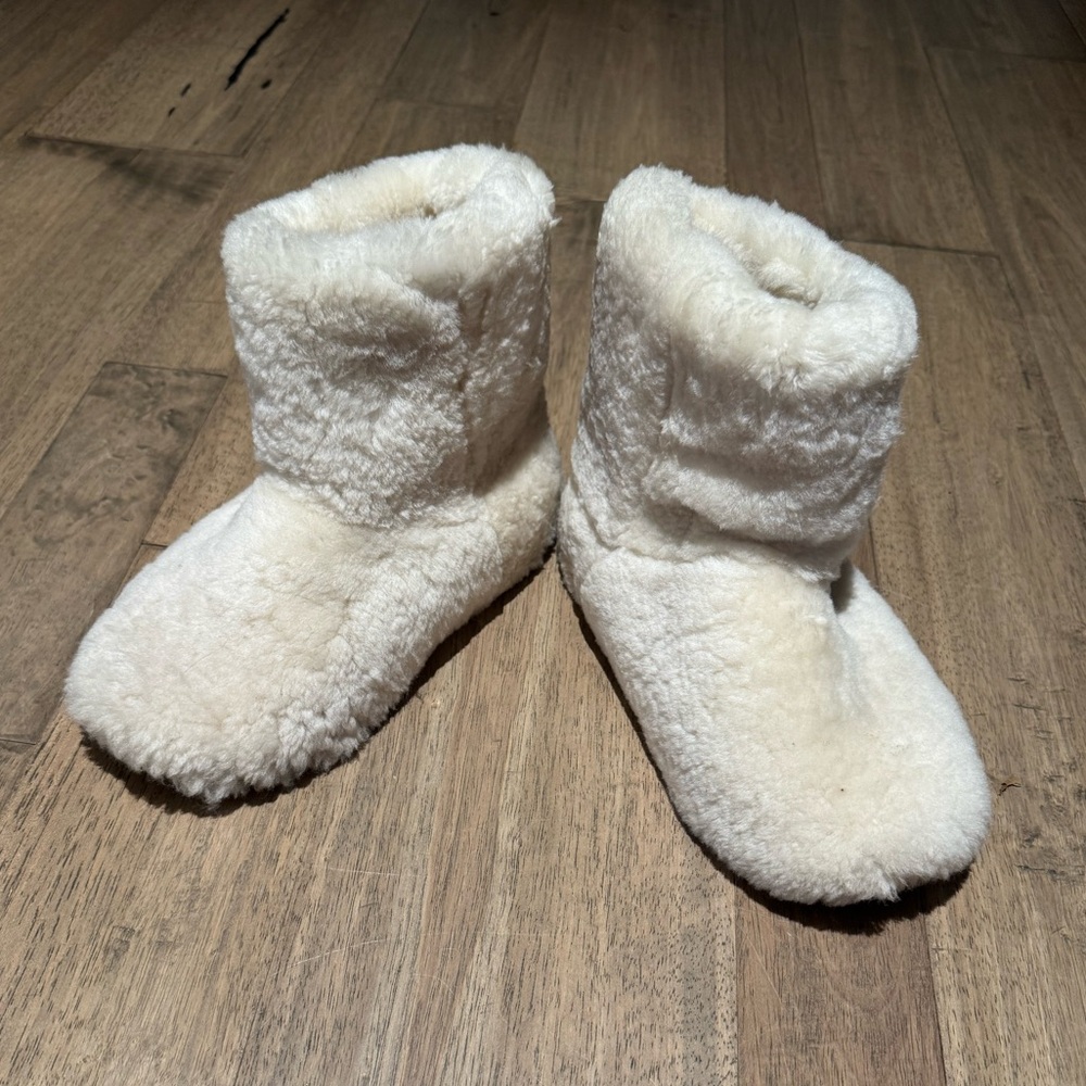 Fuzzy faux fur slippers / booties / lodge boot